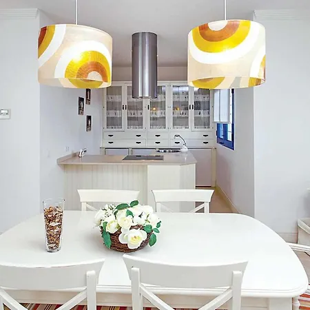 Villa Sleeps 6 Air Con Wifi *