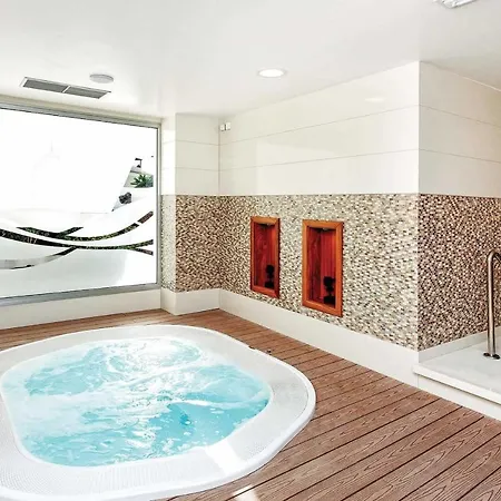 Sleeps 6 Air Con Wifi Villa